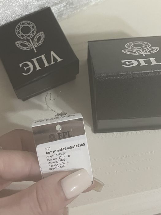 Продам кольцо с бриллиантом