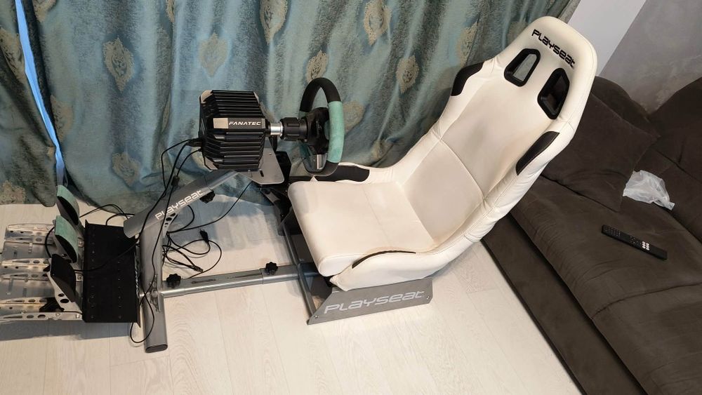 Cockpit Playseat Evolution - baza Fanatec CSL DD, volan Grand turismo Fanatec - schimbător 8 trepte, pedale cu ambreaj