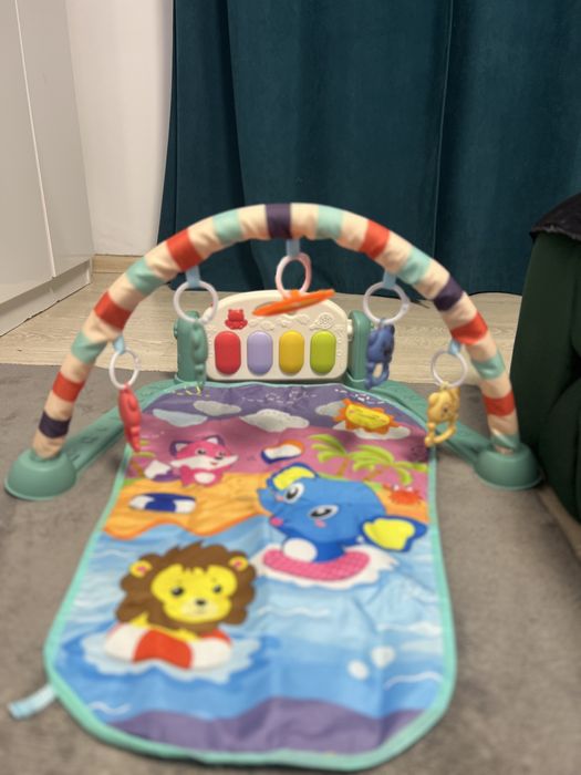 Saltea de joacă pentru bebelusi cu pian si jucarii suspendate