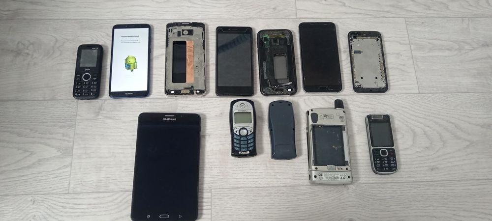 Продам телефоны на запчасти