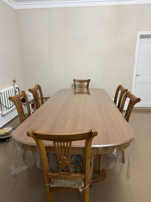 Обеденый стол и стулья