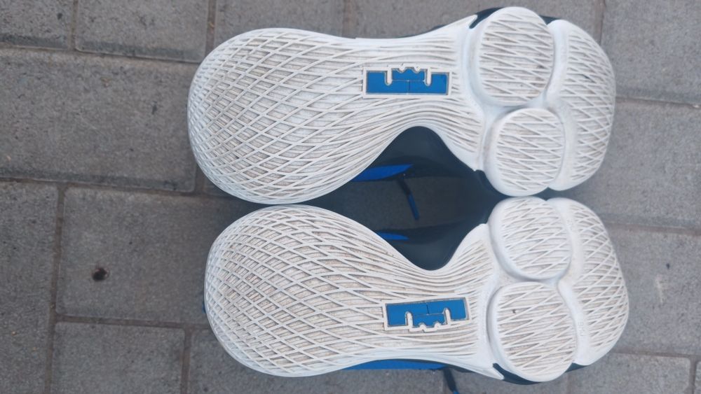 Nike LeBron Witness 4