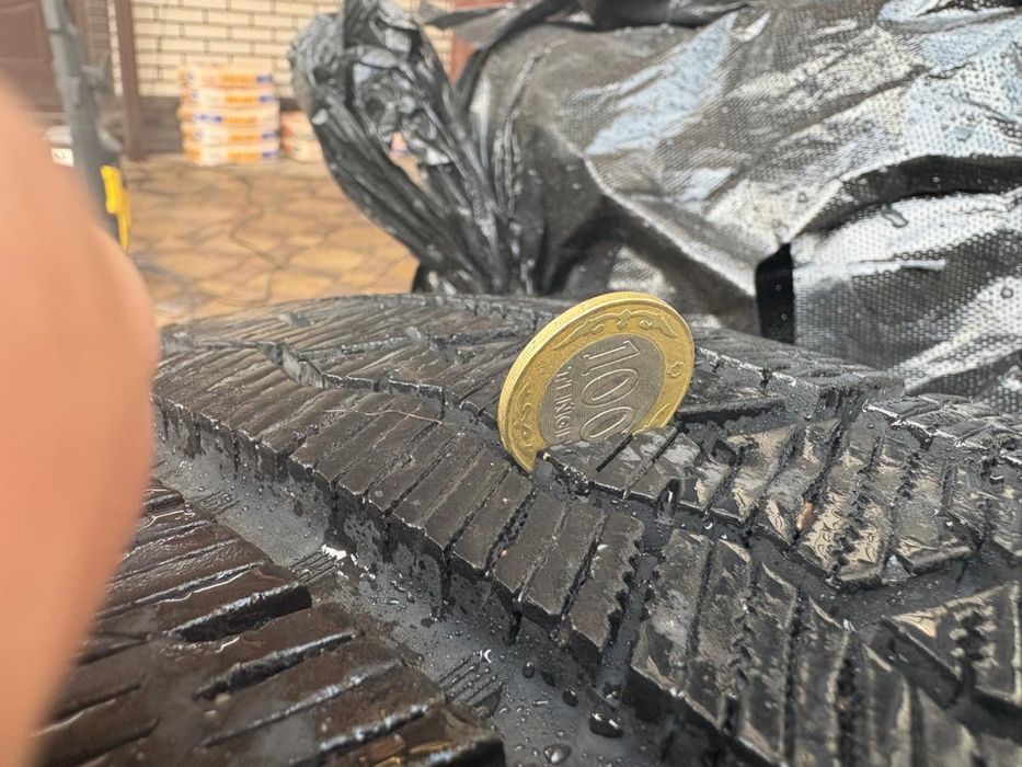 Продам два комплекта шин