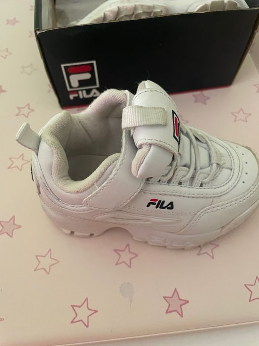 Детски бели кецове фила