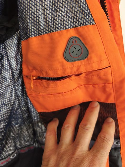 Зимно дамско яке Л размер,оргинално 55 лв е