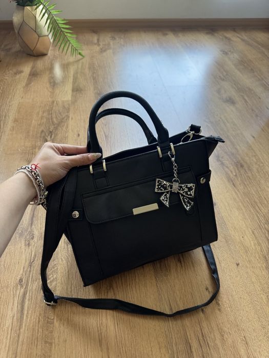 Червената Чанта , черна чанта