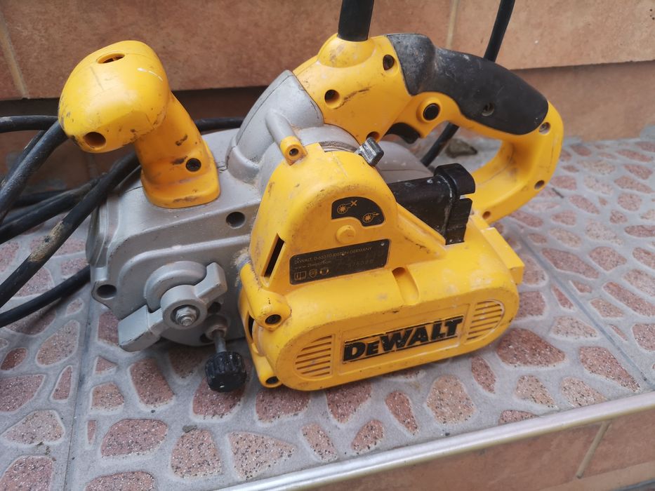 Лентов Шлайф De Walt dw433 800Wat 259/427м/s