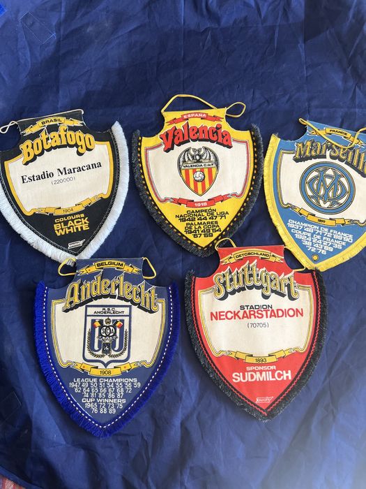 Стари спортни флагове на футболни отбори.