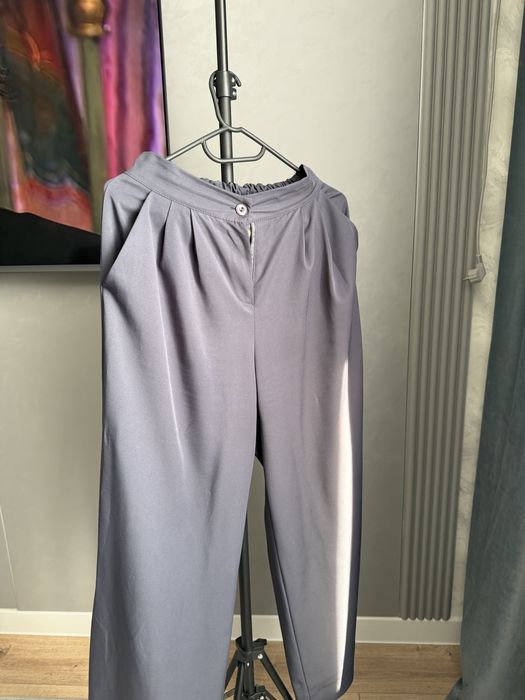 Хороший серый костюм