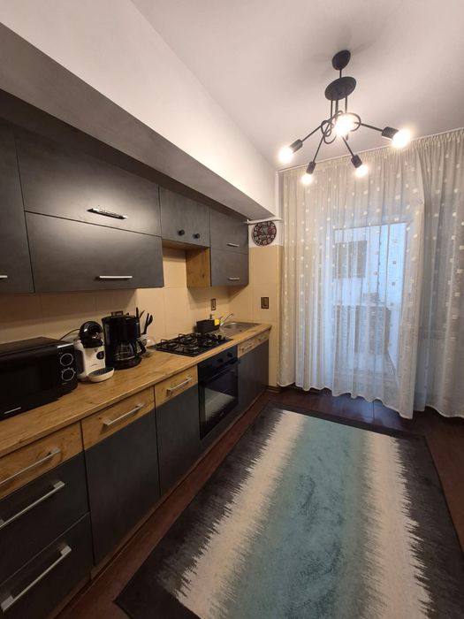 Închiriez apartament 4 camere cu loc de parcare inclus