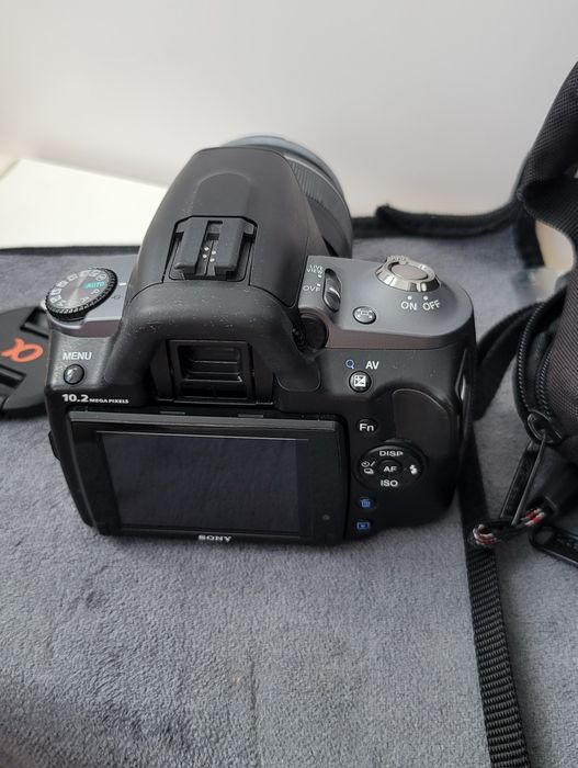 Sony Alpha DSLR-A330 с объективом.