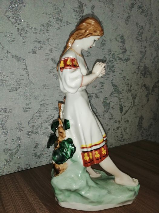 Продам форфоровую статуэтку