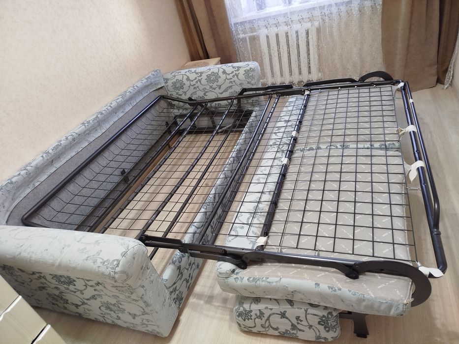 Диван, раскладной.