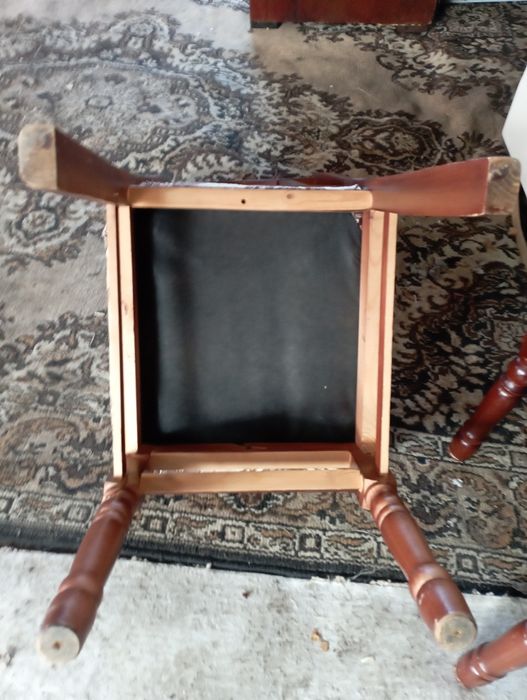 Продам деревянные стулья 4 штуки