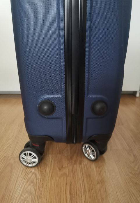 Твърд Куфар с 4 колела, 60 л