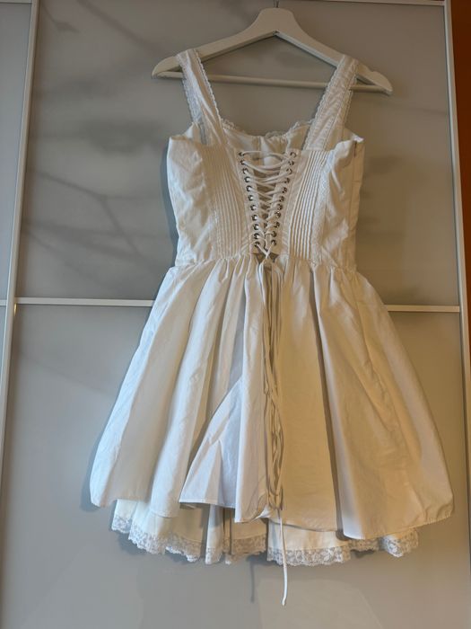 Бяла рокля с корсет