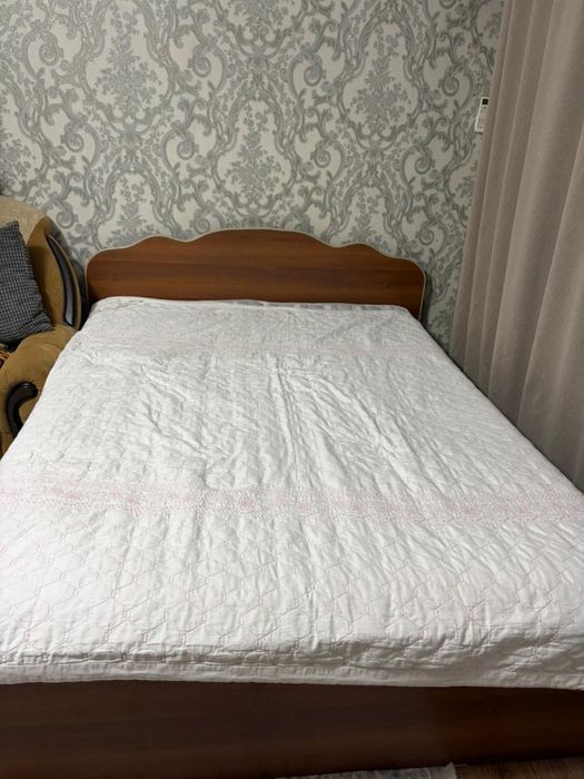 Кровать двухспальная с матрасом