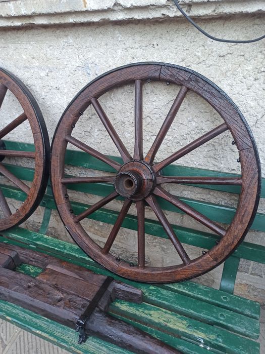 Реновирани стари колела от каруца