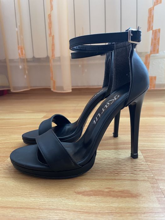Sandale cu toc stiletto