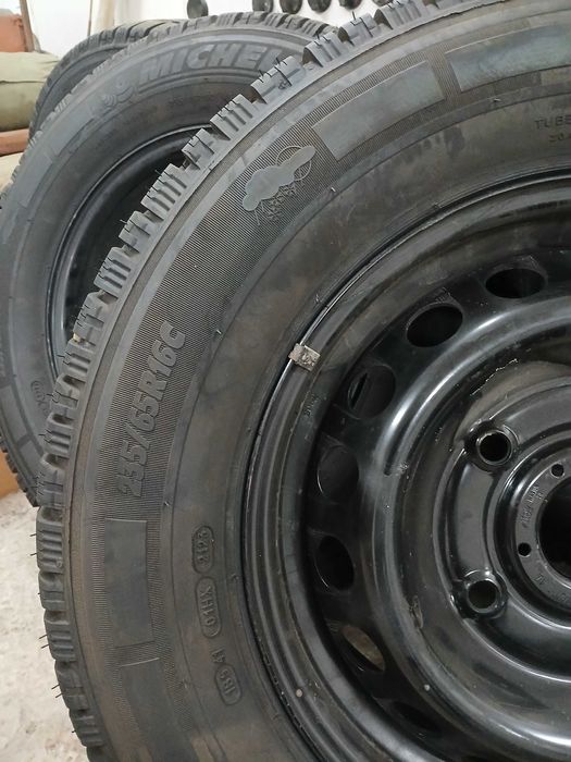 Продавам нови гуми с нови джанти Мишелин  235/65/16