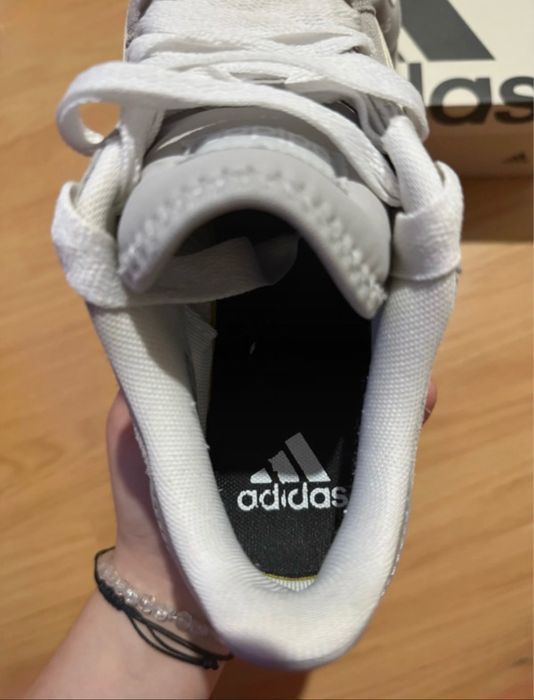 vand adidasi adidas
