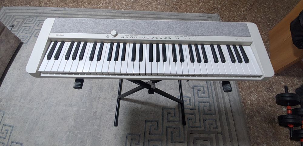 Продам синтезатор