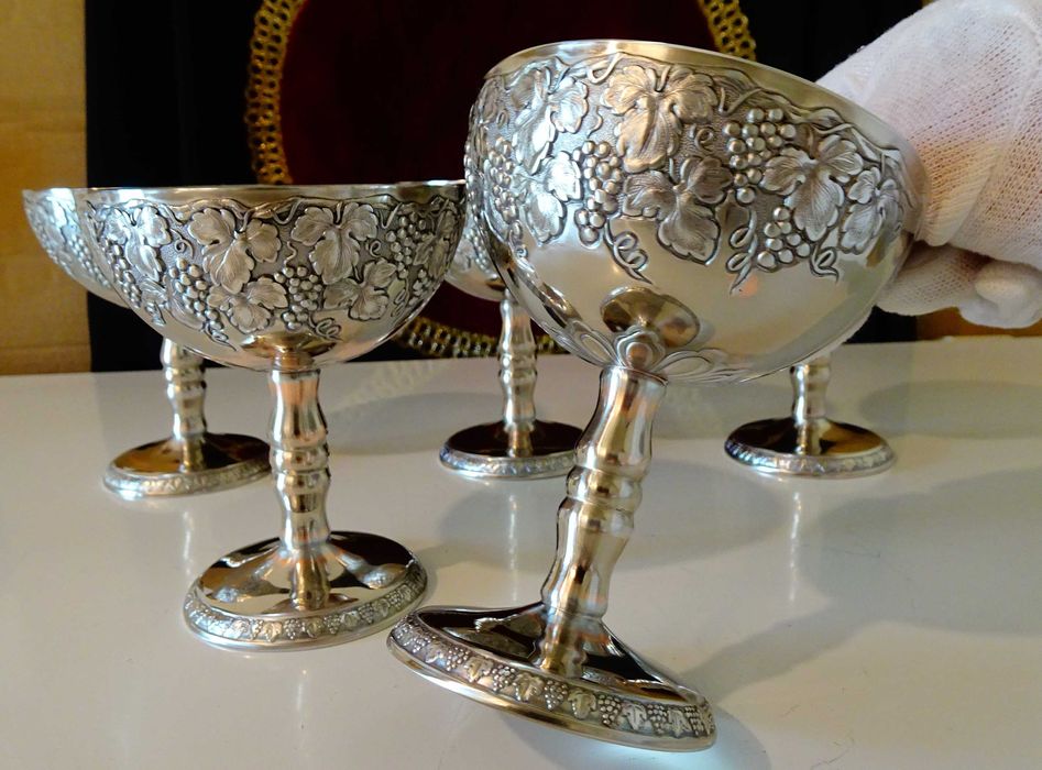 Посребрена медна чаша за вино,бокал,лози,грозде.