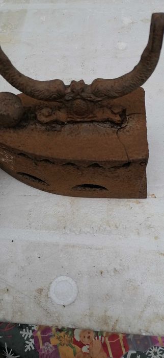 fier  de  calcat cu  carbune  cu  defecte  pret  80  lei