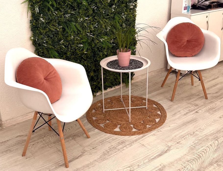 Два бели стола с масичка