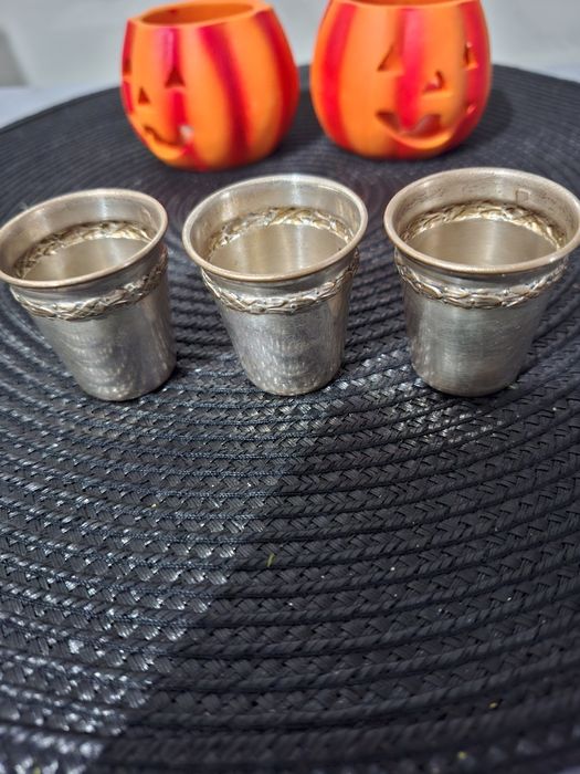 Set 3 pahare argintate filigran Franta inaltime 4 cm si raza de 3.5 cm