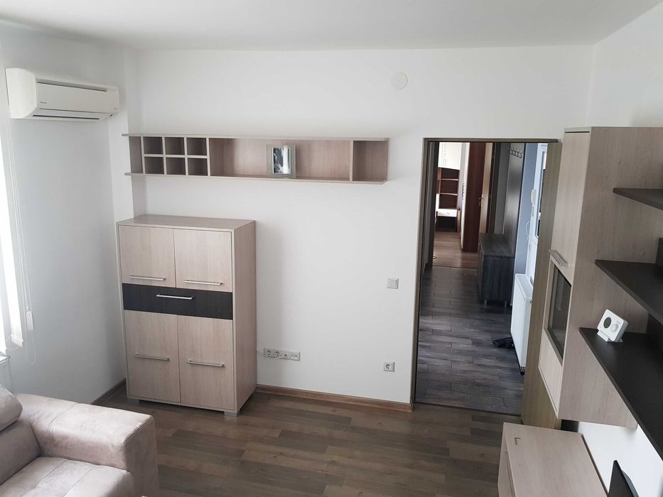 Închiriez apartament cu 2 camere Unirii, loc de parcare inclus.