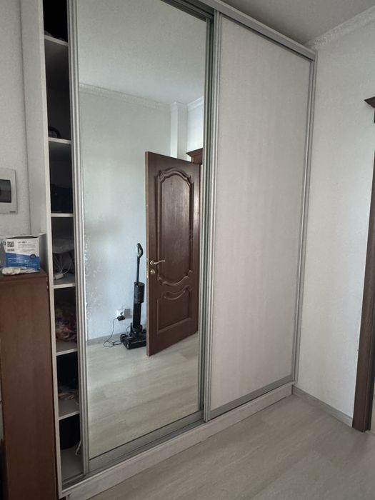 Продам шкаф - купе с зеркалом, 2.6 *1.8