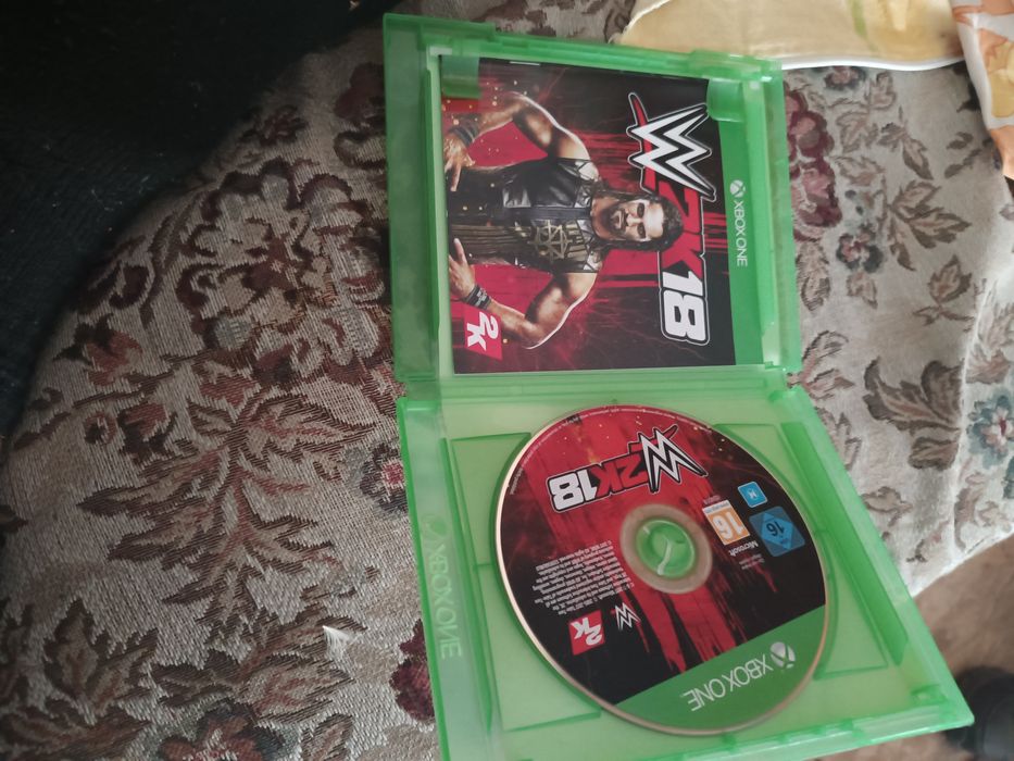 Vând joc nou nouț și căști Apple