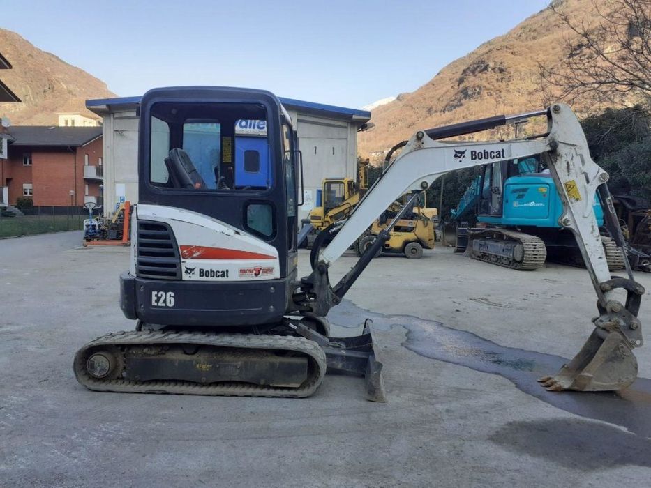 Inchiriez miniexcavator bobcat cu picon