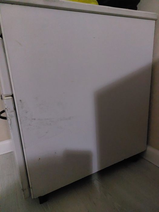 Тумбочка белая на колёсиках