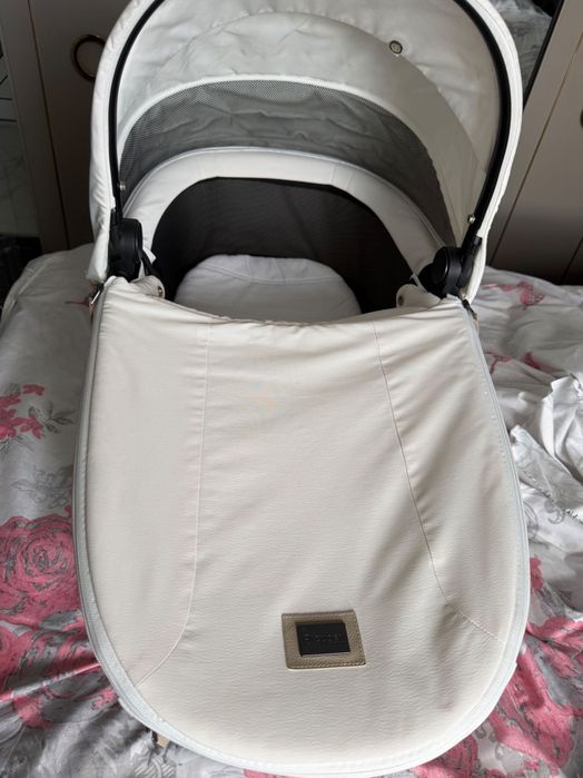 Cybex priam 4 кош за новородено