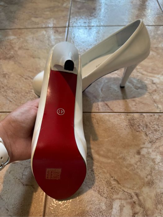 Чисто нови бели токчета