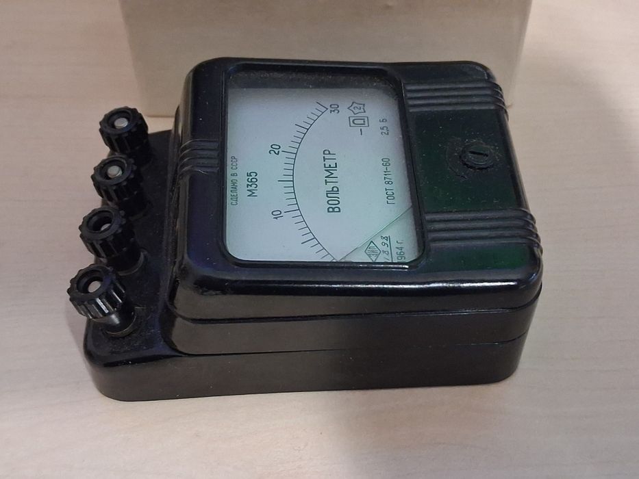 Стар руски волтметър.