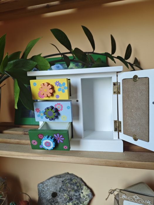 Декоративно шкафче с огледало и три чекмеджета + розова саксия