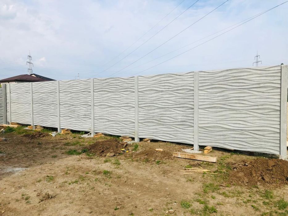 Gard beton din placi si stalpi