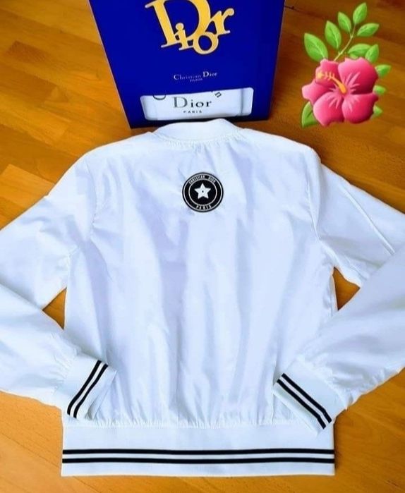 Geaca alba Christian, super calitate, material impermeabil, cod Qr,saculet, etichetă