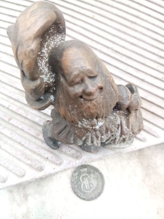 Статуэтка, монета.