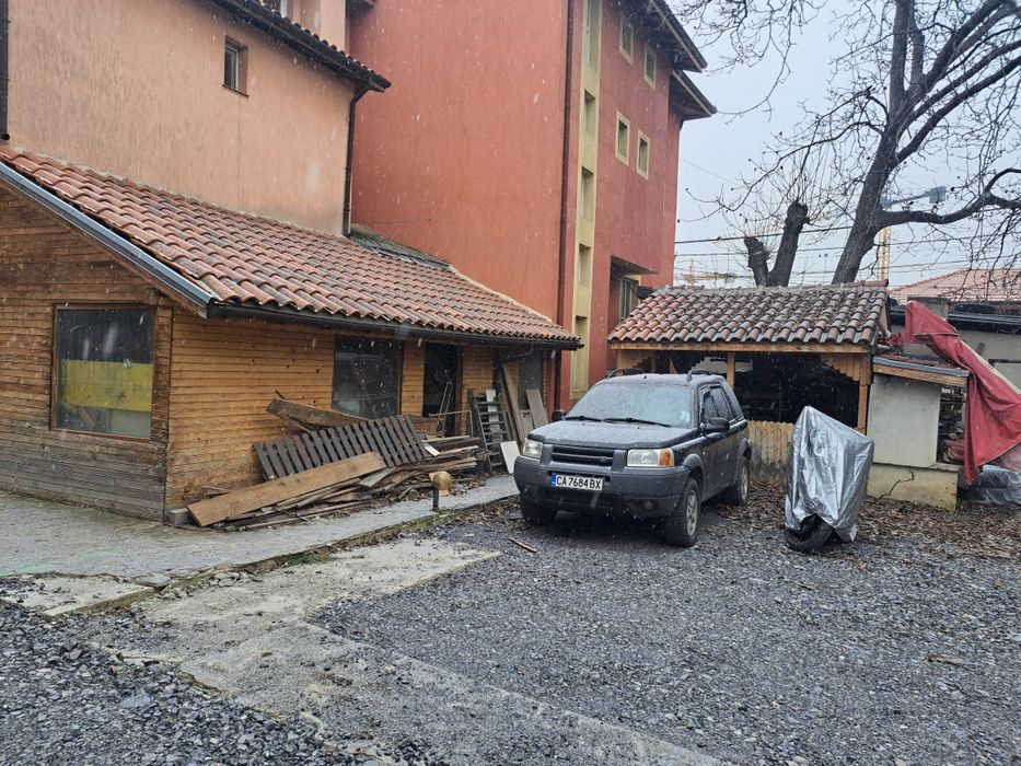 Давам място със постройка  под наем 300кв м