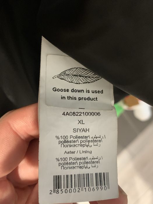 Geaca neagra lucioasa