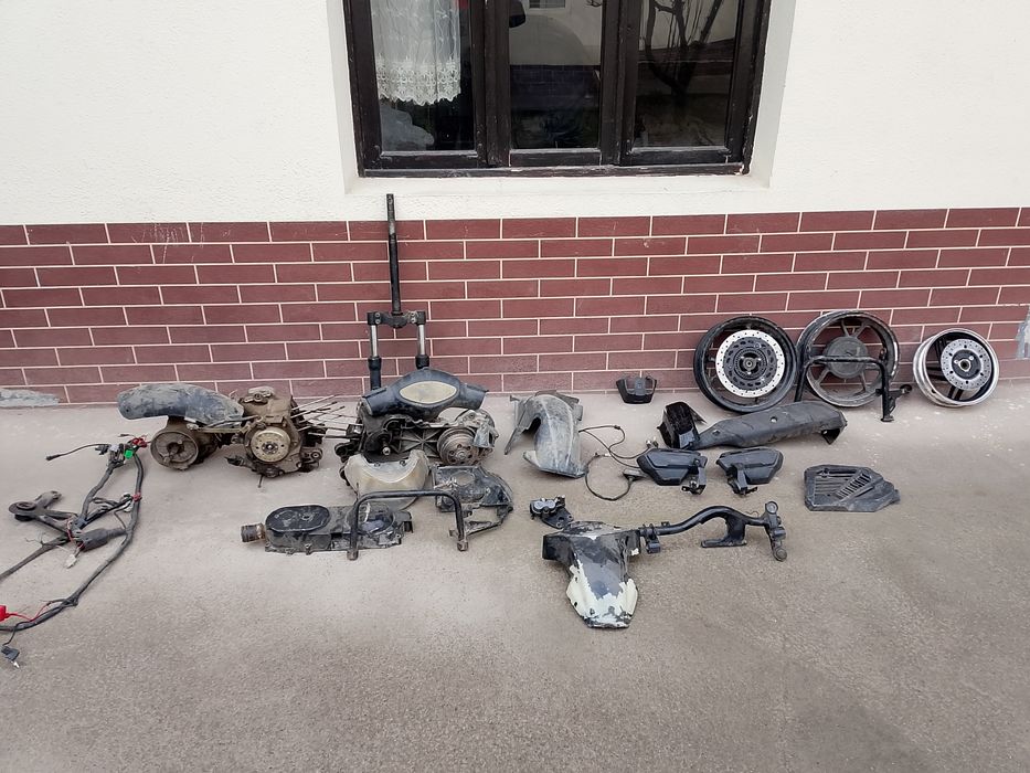 Skuter lar uchun zapchastlar bor