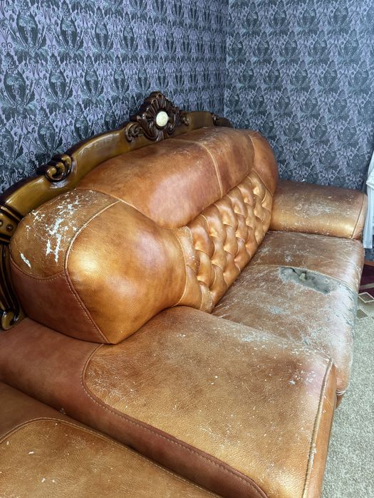 Кожаный мебель требует ремонта