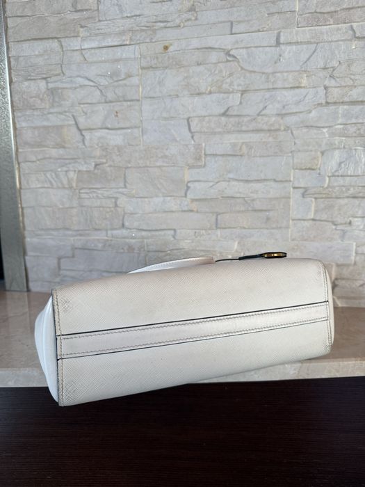 Бяла дамска чанта Prada Saffiano