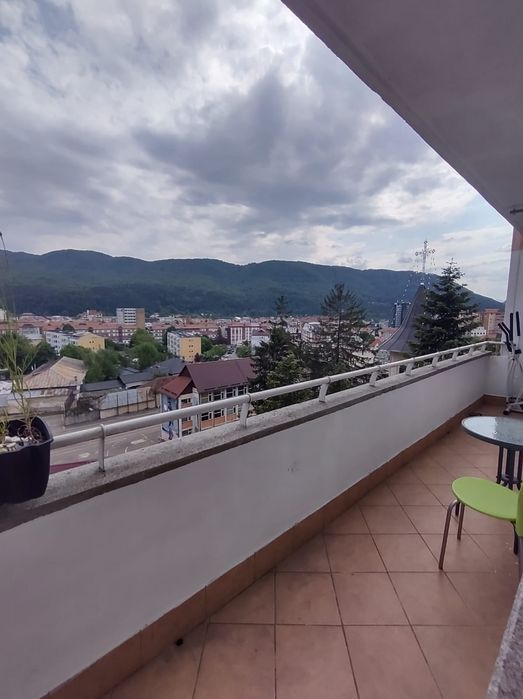 Închiriez apartament cu 3 camere