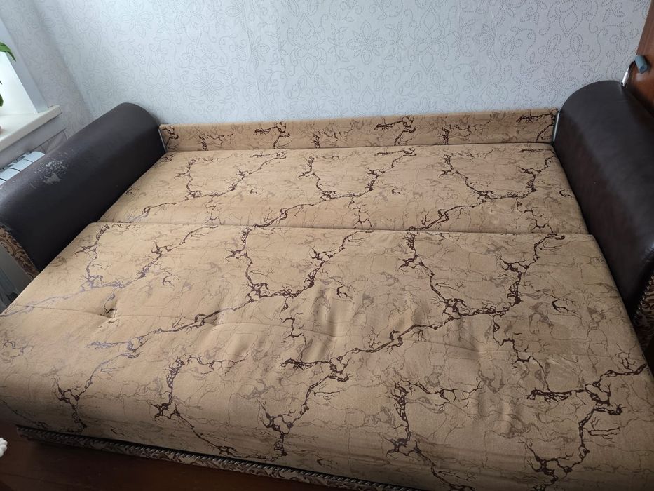 Диван для гостиной.