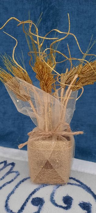 Бисерден жасалған гүлдер сатылады.